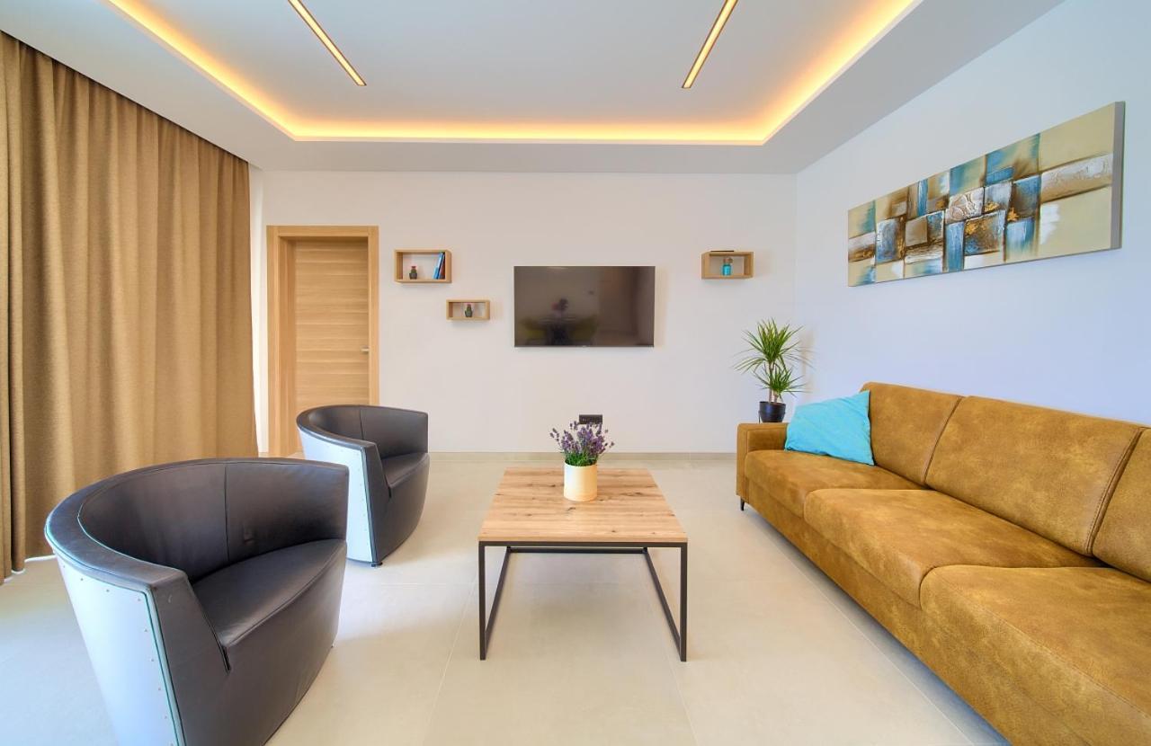 Unique With Private Pool Apartment *