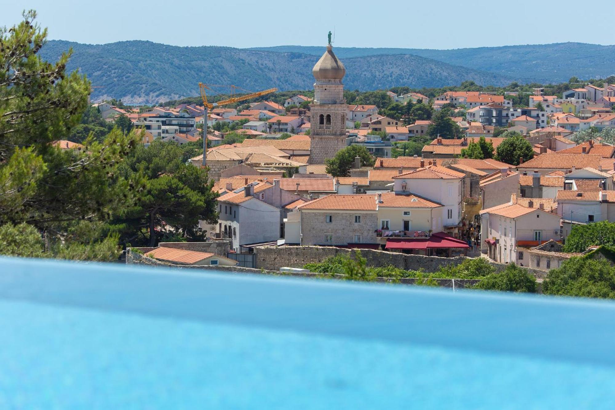 Unique With Private Pool Apartment